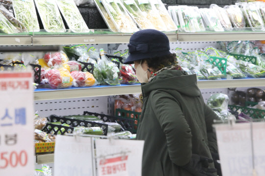 30일 오전 대전 유성구의 한 마트에서 시민이 장을 보고 있다. 연합뉴스